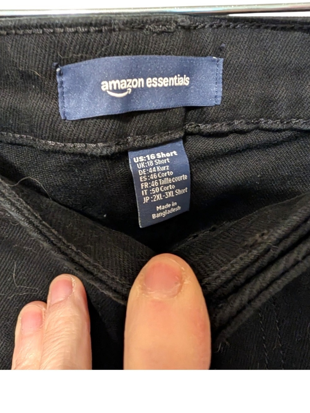 Amazon Essentials Women's Relaxed Black Jeans - Picture 4 of 6
